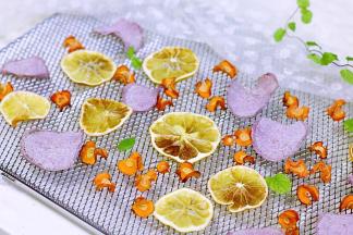 记得烘烤完的蔬果干要密封保存，以免受潮。