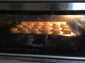 烤箱上下火180度预热，先烤5分钟至月饼定型，取出后放凉一会儿在表面刷上薄薄一层蛋黄液