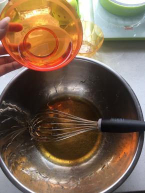取一大盆放入转化糖浆，加入枧水用手动打蛋器搅拌均匀