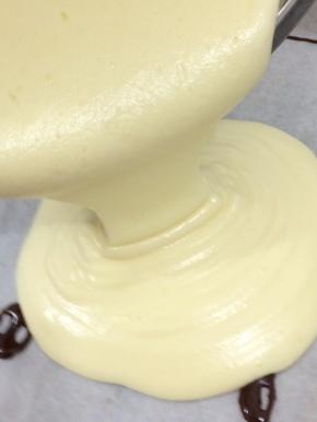 将面糊倒入烤盘中抹平，轻拍底盘震出气泡