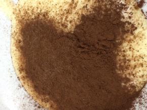 加入过筛以后的可可粉，搅拌均匀
