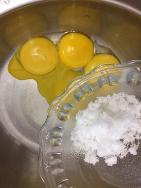 蛋黄中加入15克白糖拌匀