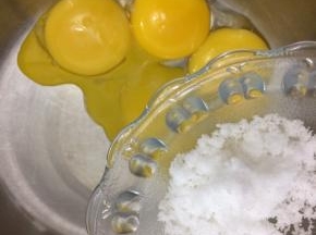 蛋黄中加入15克白糖拌匀