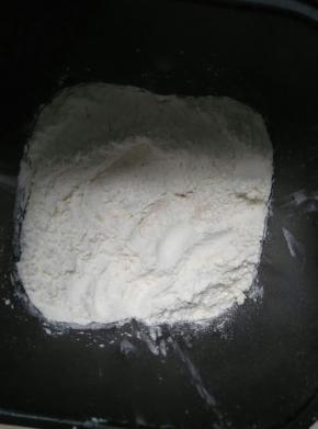 把所有材料放入面包桶内，先是液体，然后放入糖，盐面粉上面放酵母