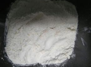 把所有材料放入面包桶内，先是液体，然后放入糖，盐面粉上面放酵母