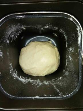 启动和面程序两个，揉成光滑的面团，最好揉出手套膜