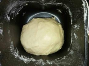 启动和面程序两个，揉成光滑的面团，最好揉出手套膜