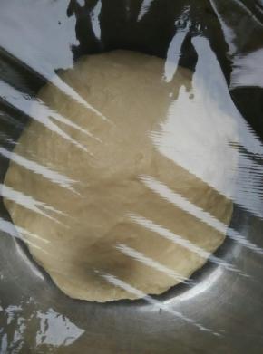 取出放盆里盖保鲜膜进行发酵