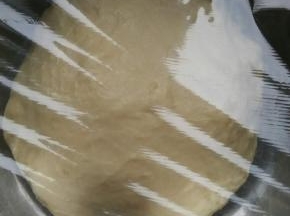 取出放盆里盖保鲜膜进行发酵