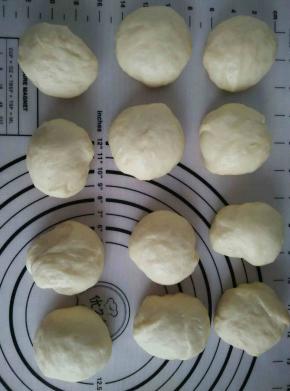 轻柔排气，平均分成12份松弛15分钟