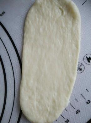 取其中一个擀成牛舍状