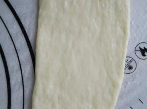取其中一个擀成牛舍状