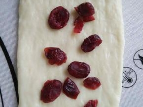 上面撒上蔓越莓干或者是肉松