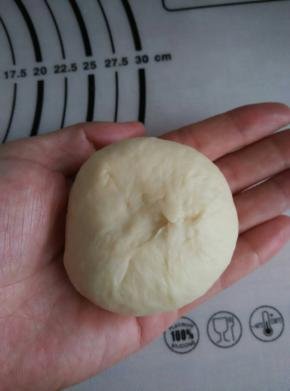 从上至下卷起，揉圆