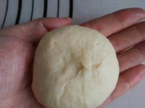 从上至下卷起，揉圆
