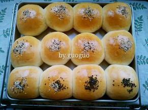 烤好的面包取出放烤网上晾凉