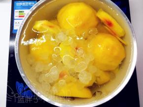 黄桃倒入奶锅中，加入水，和黄桃齐平，再加入冰糖。