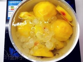黄桃倒入奶锅中，加入水，和黄桃齐平，再加入冰糖。