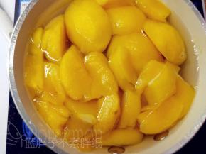 大火烧开之后转小火煮25分钟，记得舀掉浮沫。