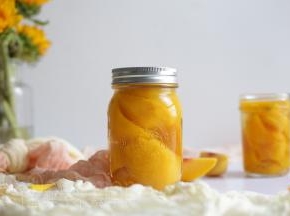 煮好之后稍微晾凉，装入玻璃瓶，放入冰箱冷藏一天就可以吃啦。