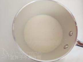 牛奶加入香草精和朗姆酒，小火加热到到微沸状态。