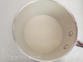 牛奶加入香草精和朗姆酒，小火加热到到微沸状态。