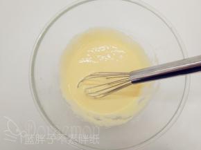 煮牛奶的同时来打蛋黄。蛋黄加入糖粉，用手动打蛋器搅打到颜色发白。