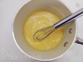 一直熬到卡士达酱呈现浓稠酸奶状，打蛋器划过之后能够留下痕迹。