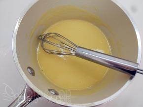 取出冷藏的吉利丁片，沥干水分之后加入卡士达酱中，用余温将吉利丁片融化，将它们搅打均匀。