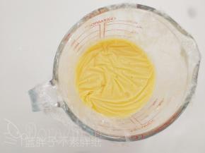 做好的卡士达酱趁热包上保鲜膜，记得保鲜膜要贴紧卡士达酱，放入冰箱冷藏待用。