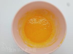 预热烤箱，上下火220℃。蛋黄加入糖粉，用手动打蛋器它们搅拌均匀。