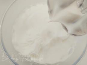 蛋白分3次加入糖粉，用电动打蛋器打发到干性发泡。