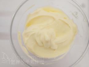 将蛋黄加入到蛋白霜中，翻拌均匀。