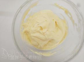 筛入低筋面粉，一样翻拌均匀。