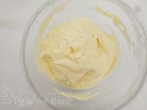 筛入低筋面粉，一样翻拌均匀。