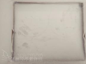 提前画好两个6寸的圆形和一个长方形（宽和蛋糕模高度一样，长为蛋糕模的周长），垫上油纸。