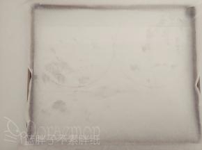 提前画好两个6寸的圆形和一个长方形（宽和蛋糕模高度一样，长为蛋糕模的周长），垫上油纸。