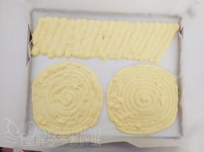 蛋糕糊装入裱花袋，用圆形花嘴挤出形状。