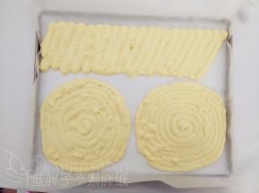 蛋糕糊装入裱花袋，用圆形花嘴挤出形状。