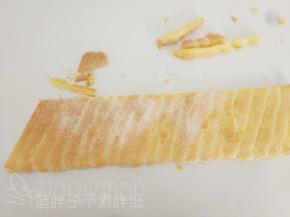 烤好的手指饼干放在烤网上晾凉，再剪裁出合适大小。