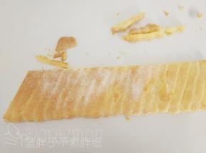 烤好的手指饼干放在烤网上晾凉，再剪裁出合适大小。