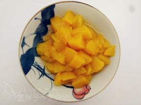 黄桃切成小丁。