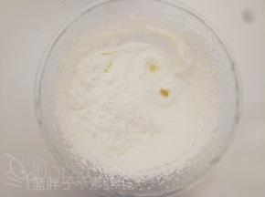 淡奶油加糖粉隔冰水打发到出现纹路，可以流动的状态。