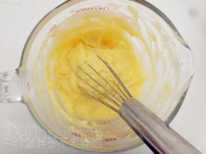 卡士达酱用手动打蛋器搅打顺滑，分3次加入淡奶油和罐头果汁，翻拌均匀