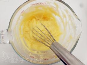 卡士达酱用手动打蛋器搅打顺滑，分3次加入淡奶油和罐头果汁，翻拌均匀