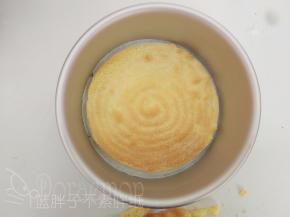 切好大小的圆形手指饼干底放入模具中，再将长条的手指饼干围在四周。