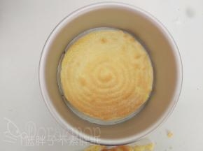 切好大小的圆形手指饼干底放入模具中，再将长条的手指饼干围在四周。