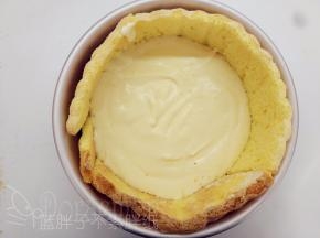 先倒入一半的卡士达酱。