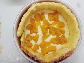 .铺上一半的黄桃丁。