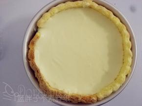 再加入卡士达酱，黄桃丁，最后用卡士达酱铺平，送入冰箱冷藏4个小时以上